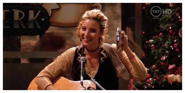 老友记》第一季剧照 菲比 图源:豆瓣lisa kudrow, who played phoebe