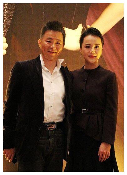 歌唱家王宏伟,选妻子唯一的要求:让守寡45年的母亲满