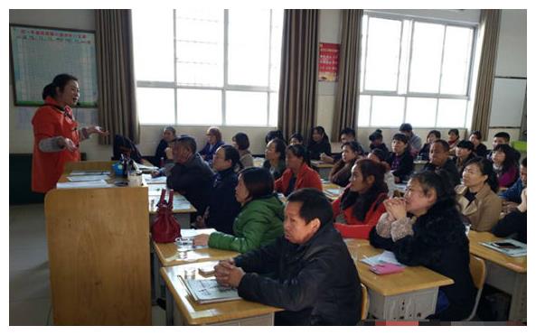 幼儿园老师帮孩子换裤子，掉出来的东西让她心酸，园长：请退学休闲区蓝鸢梦想 - Www.slyday.coM