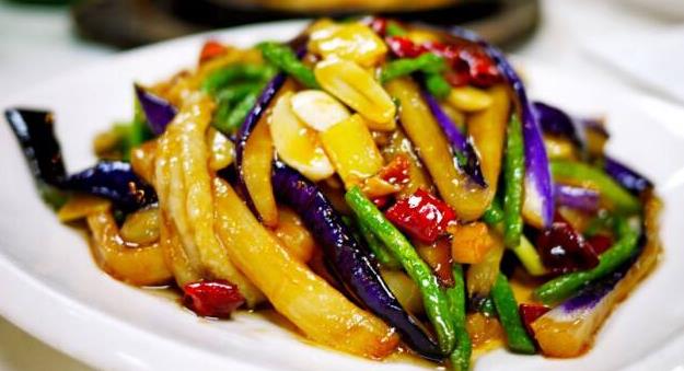 豆角烧茄子,炒前多做一步,茄子不油腻,豆角入味,回回吃都光盘