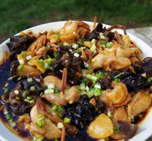 木耳蒸鸡做法分享原材料:鸡肉,木耳,枸杞,葱姜调味