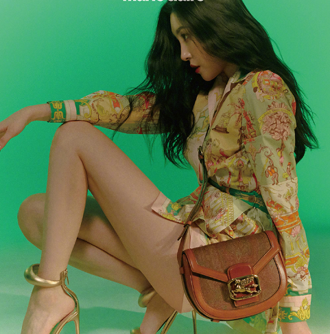 宣美夏日风情脚踩高跟鞋秀出美腿