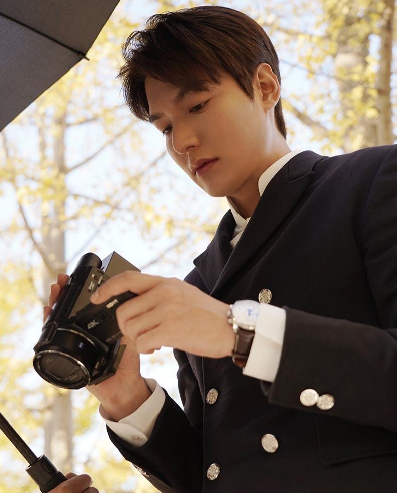 1 / 9 近日,有网友晒出李敏镐骑马拍戏的剧照,照片中李敏镐一身帅气的