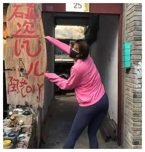 女排曾春蕾紧身裤造型,身材太性感,巨臀吸睛,网友:女排最大