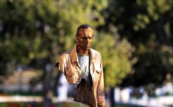 世界上最奇特的雕塑,遍布在法国巴黎街头,游客:身体被掏空?