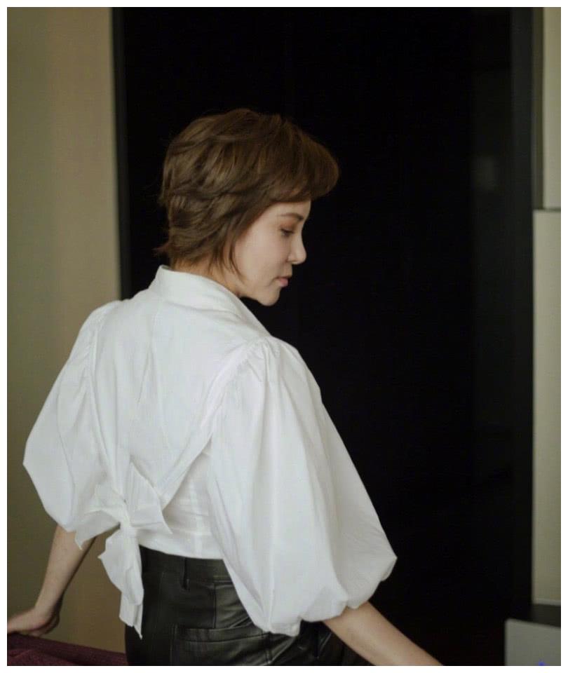 宋妍霏晒妈妈年轻时的照片,不当明星可惜了!