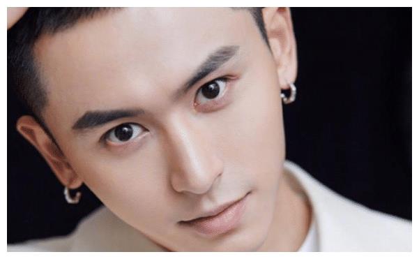 毕业于中戏的张哲瀚,曾经被评为中戏校草,不过他的演技更吸引人