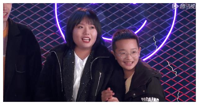 钟美美脱口秀后台忙作业却被李雪琴吐槽这还能考上大学吗