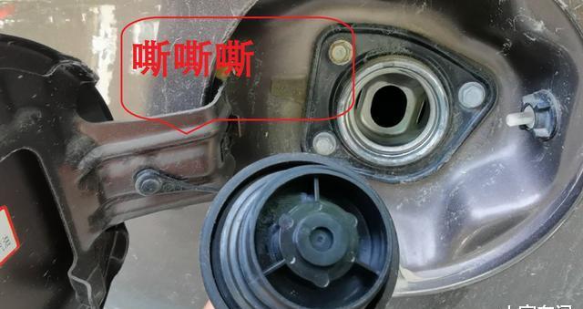 打开油箱盖听到嘶嘶嘶的声音又被加油员套路了新手别上当
