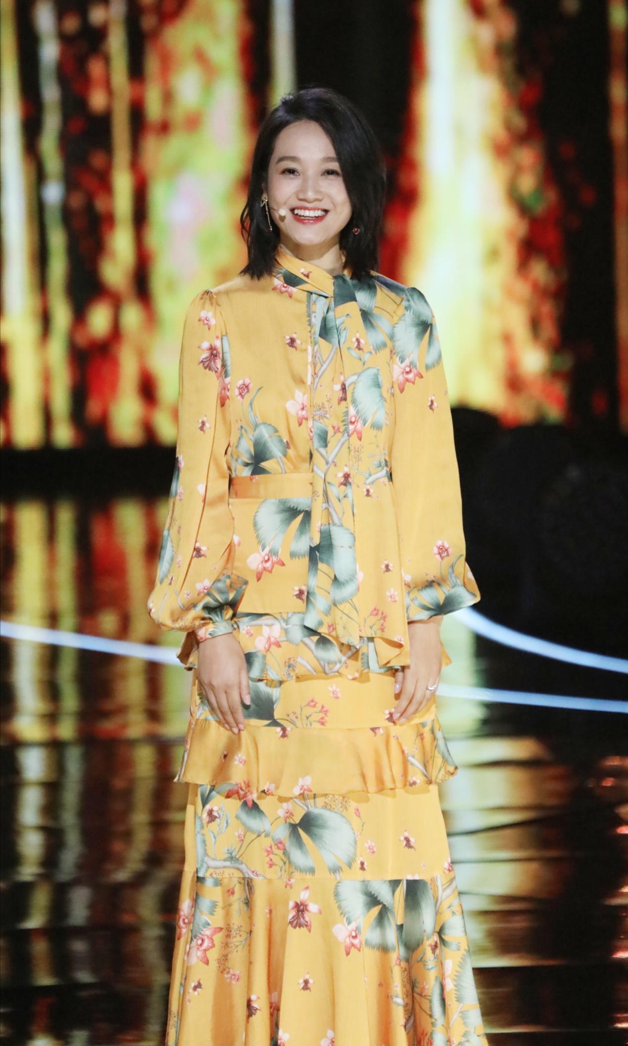 朱丹真是敢穿!黄皮肤也敢尝试玫红色西服套装,居然穿出时尚感