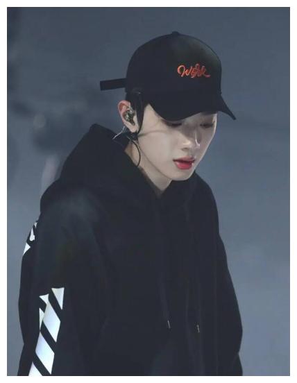 赖冠霖街边吐痰抽烟火速道歉 粉丝这回应是真爱了