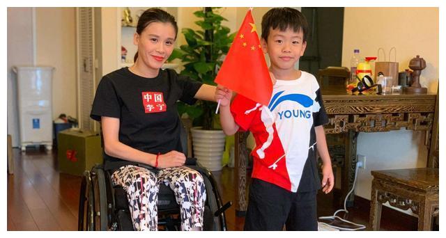 38岁桑兰已瘫痪22年,小腿肌肉萎缩,为报答丈夫冒险备孕二胎