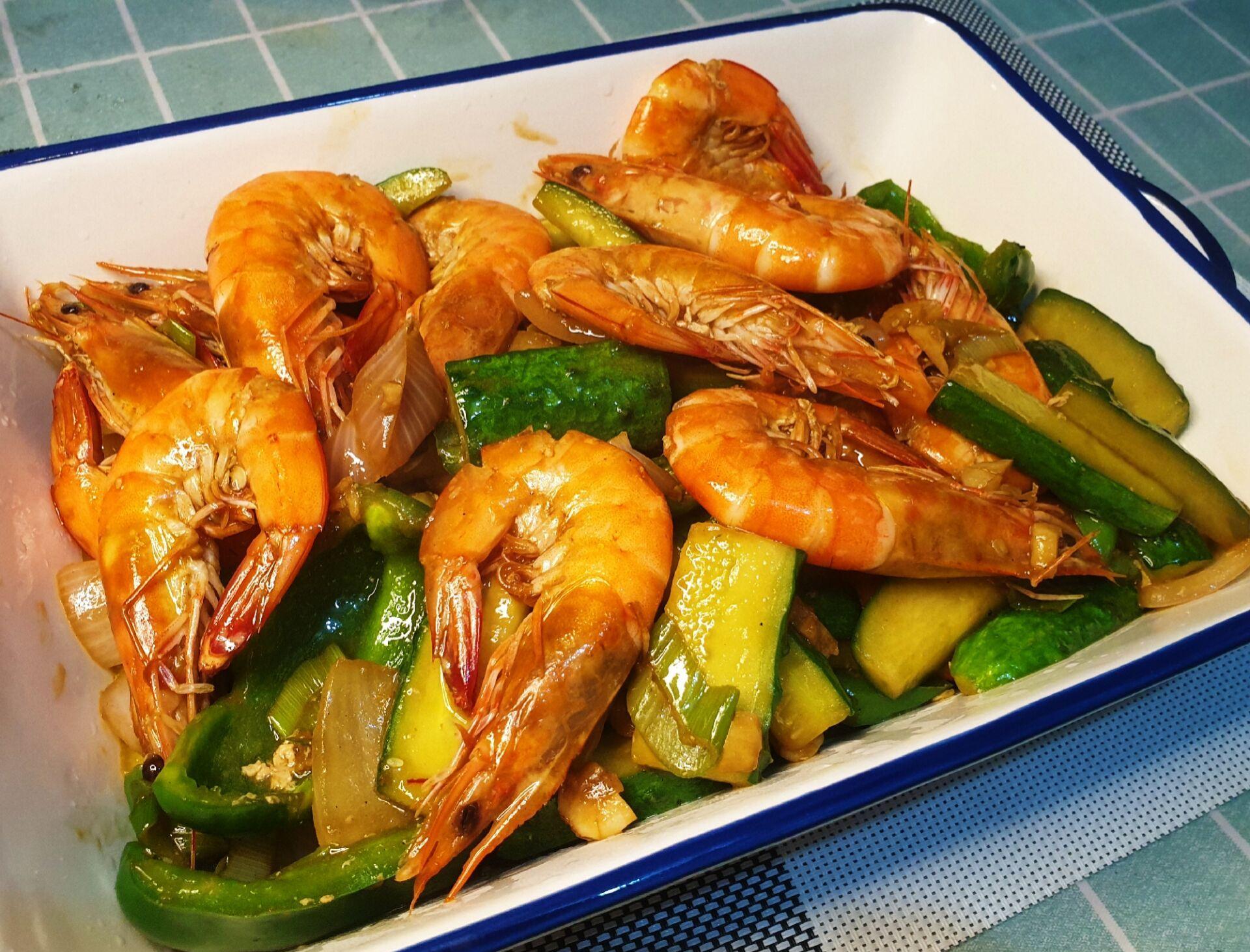 儿时的记忆黄瓜烧大虾,清脆的黄瓜和鲜美的虾你一定喜欢吧?