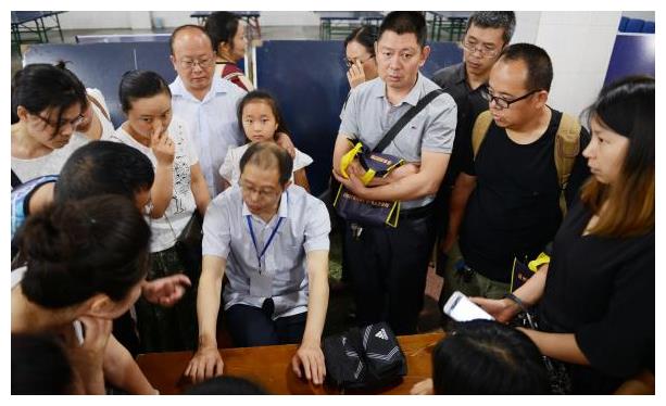 幼儿园老师帮孩子换裤子，掉出来的东西让她心酸，园长：请退学休闲区蓝鸢梦想 - Www.slyday.coM