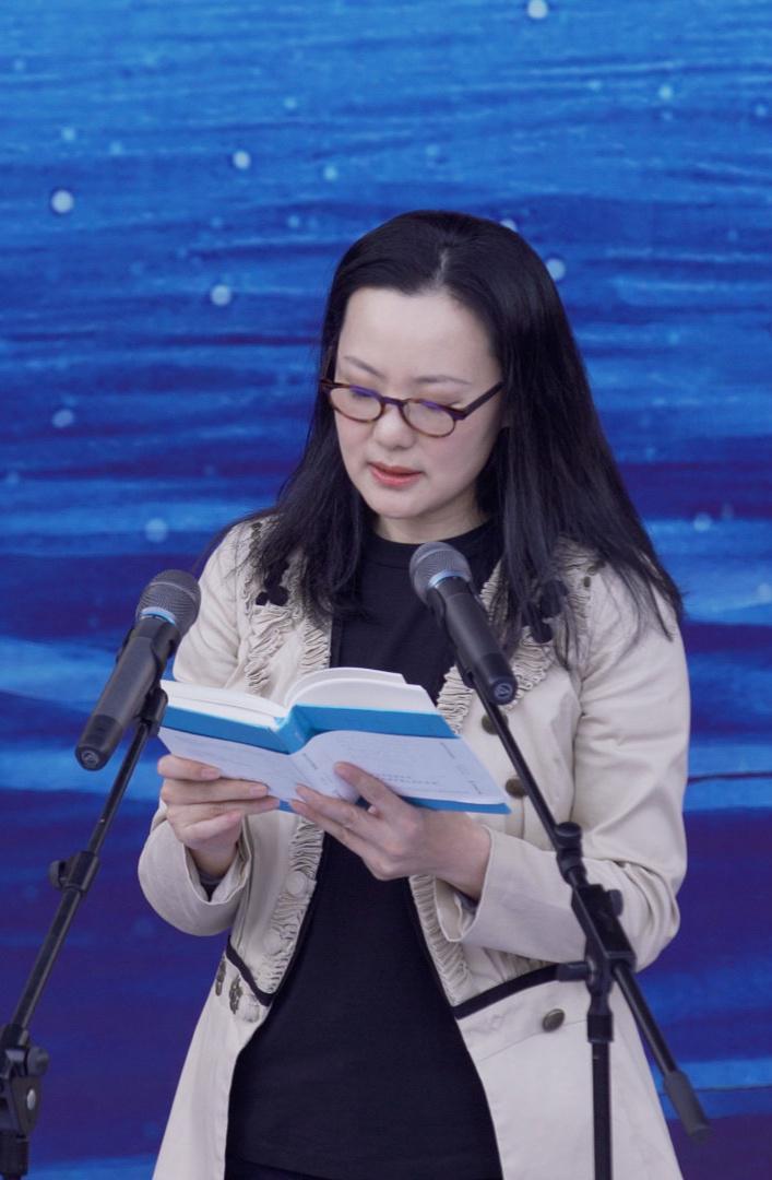 咏梅优雅的骨子里,拼接黑白色长裙减龄高级,50岁丝毫不见老