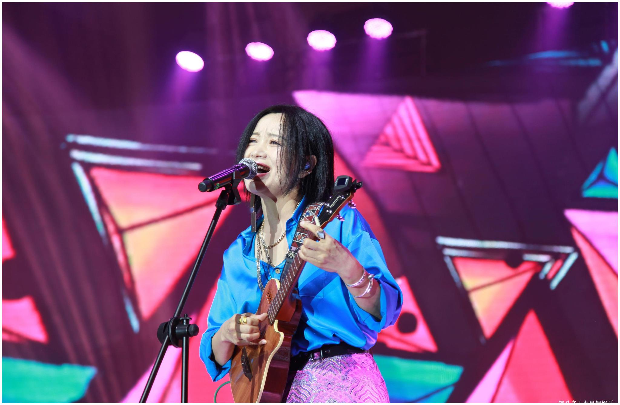 她连上4次春晚,和恩师同居5年怀孕被迫堕胎,如今52岁单身未婚