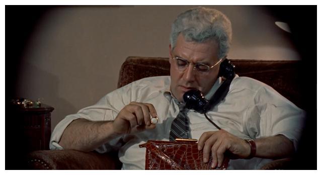 希区柯克电影《后窗》:折射出"男女有别"所导致的偷窥差异__财经头条