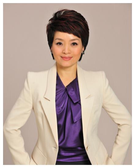 央视主持人章伟秋出身于绘画世家结婚多年夫妻恩爱生活幸福