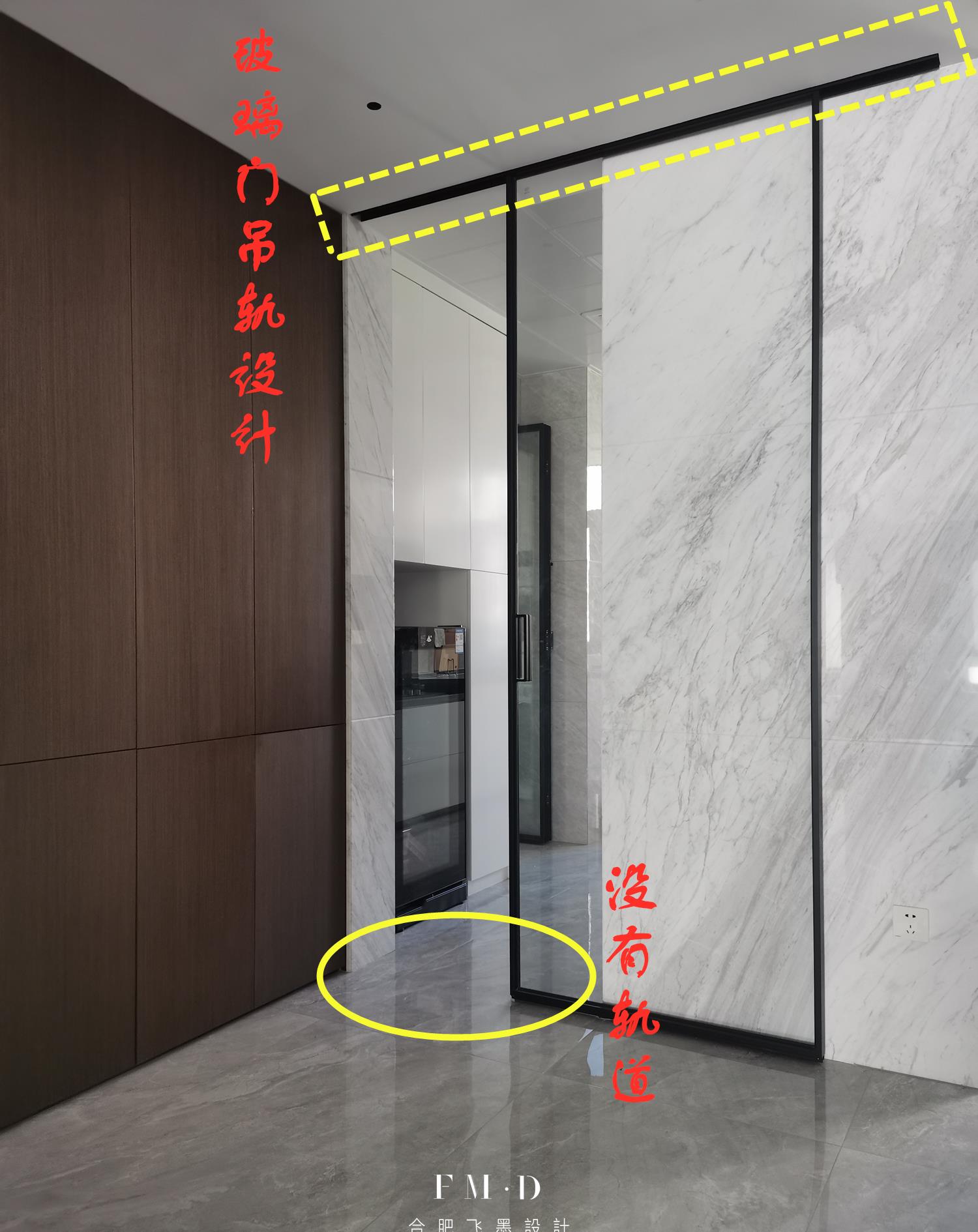 这种跟嵌入式拉门相比,它的整个门扇没办法隐藏在墙体里面,而是整个外