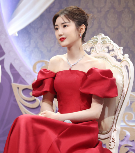 毛晓彤一字肩简单大气.