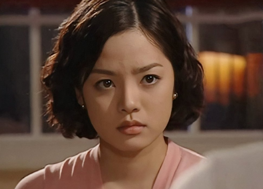 里,金素妍用精湛的演技将凄惨,悲伤,愤怒和恐惧等情绪完美呈现出来,让