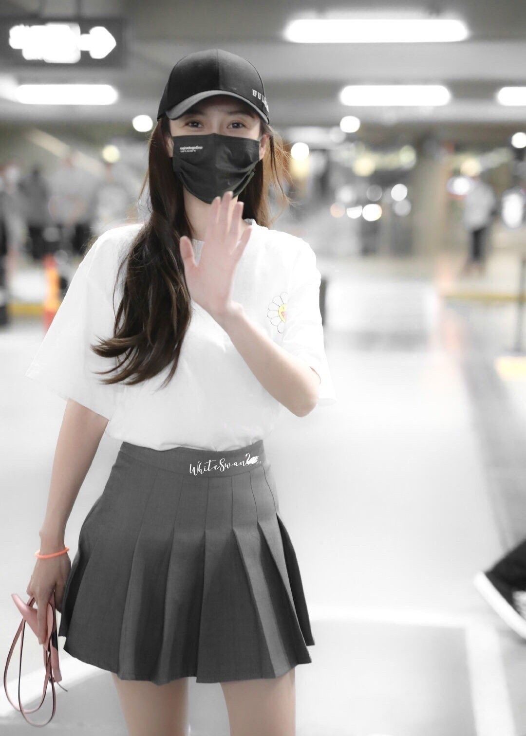 angelababy最新机场私服,太阳花t恤搭配学院风百褶裙,甜美减龄