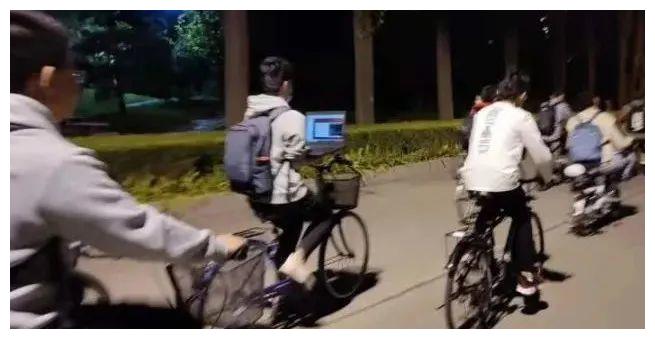 儿子上了大学才知道，妈妈从小到大一直在骗他，老师说的才是对的休闲区蓝鸢梦想 - Www.slyday.coM