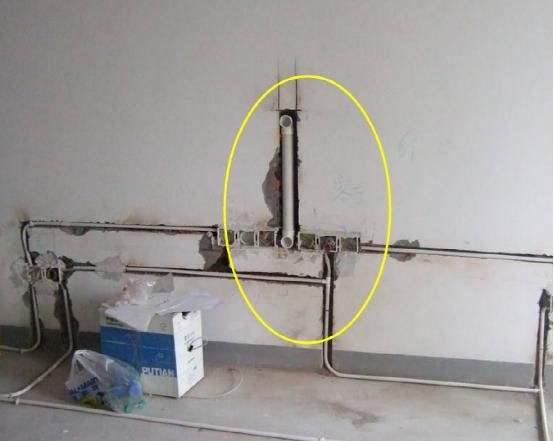 头次见有钱人这样装修电视墙,墙里面埋根大水管,不得不感叹聪明