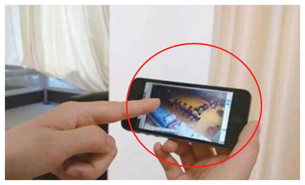 幼儿园老师帮孩子换裤子，掉出来的东西让她心酸，园长：请退学休闲区蓝鸢梦想 - Www.slyday.coM