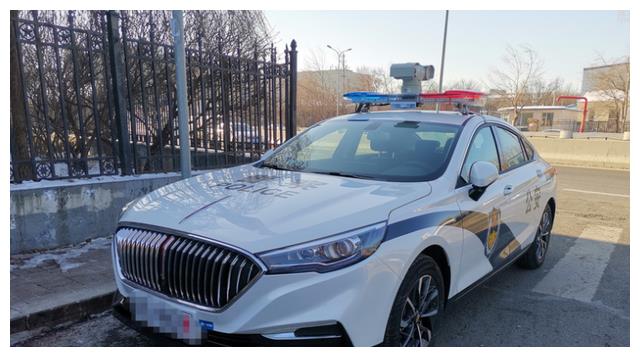 路边偶遇红旗h5警车涂装十分霸气公务用车全面国产化