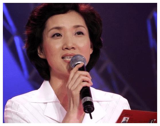 央视盛情邀请才得到她, 主持生涯零失误, 年近六十膝下无子