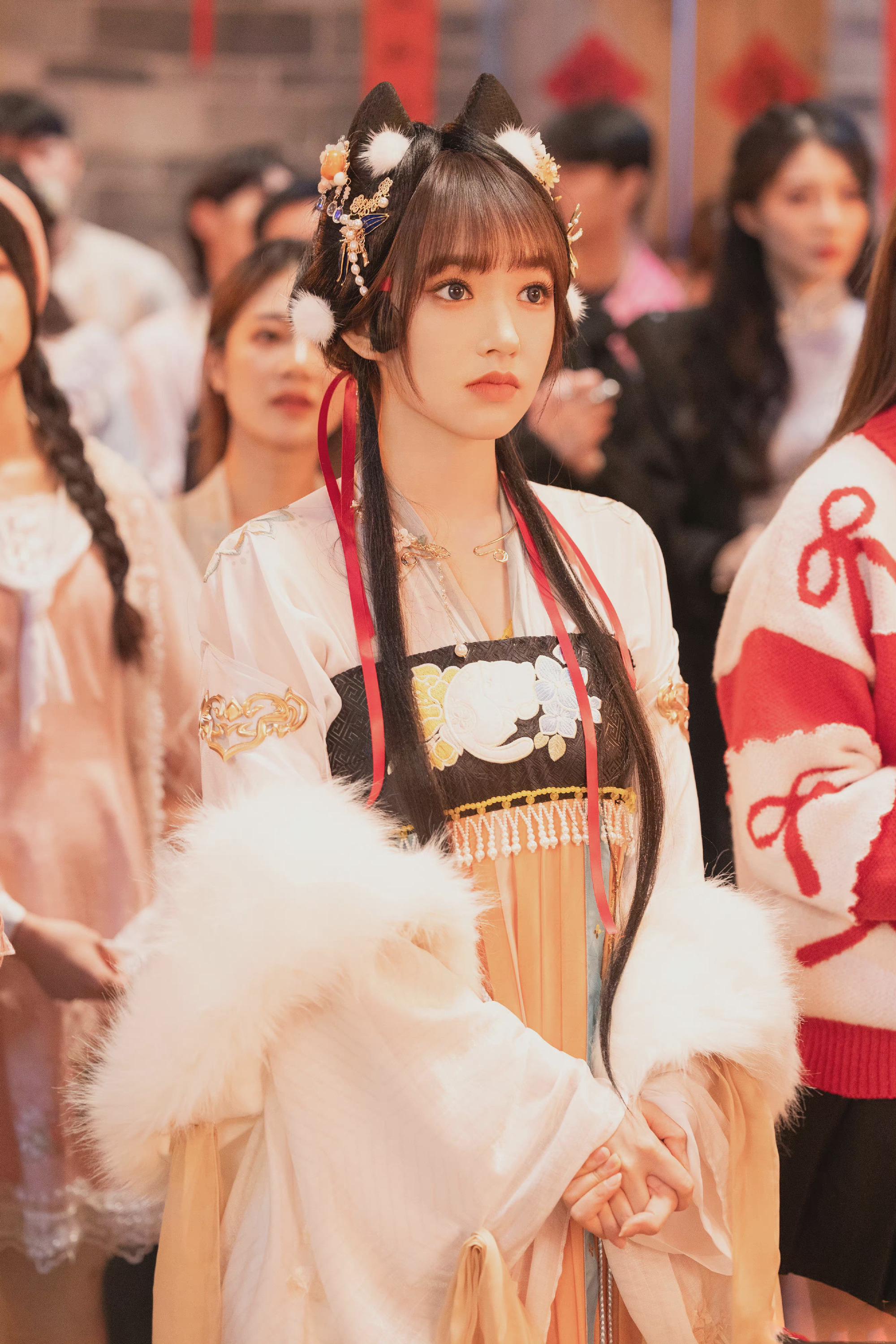 身穿一袭国风造型出镜,飘逸仙气,在大红灯笼的衬托下,极具新年喜庆