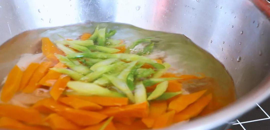 大鱼大肉吃腻了？厨师长教你一道高颜值爽口时蔬~休闲区蓝鸢梦想 - Www.slyday.coM