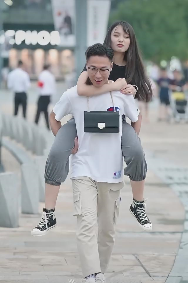 也许是因为弟弟迟到了,妹妹不但把包扔给他,而且还让男友背她,也是很