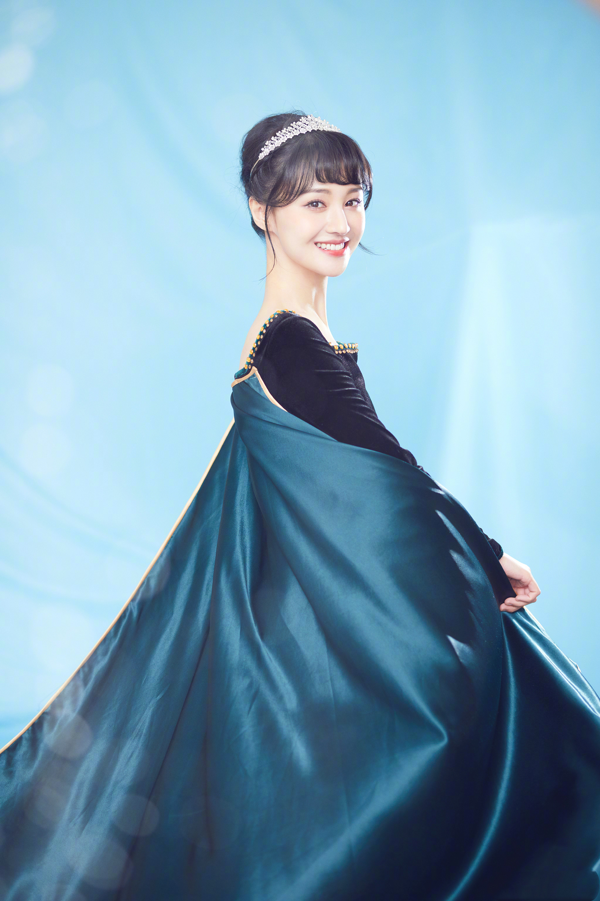 郑爽cos安娜公主穿丝绒连衣裙戴钻石皇冠笑容甜美气质太棒了