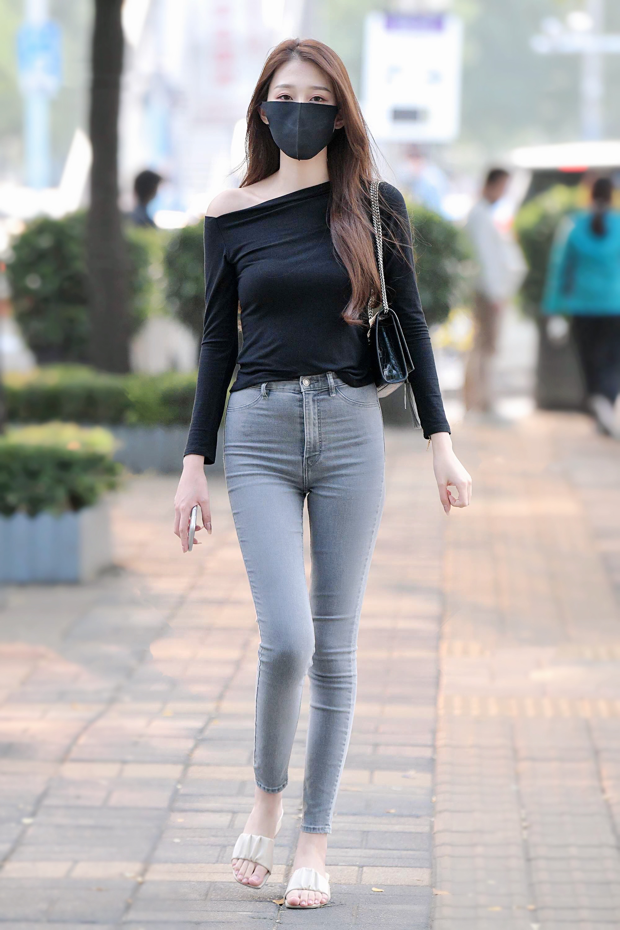 紧身牛仔裤配大长腿,就是这么好看