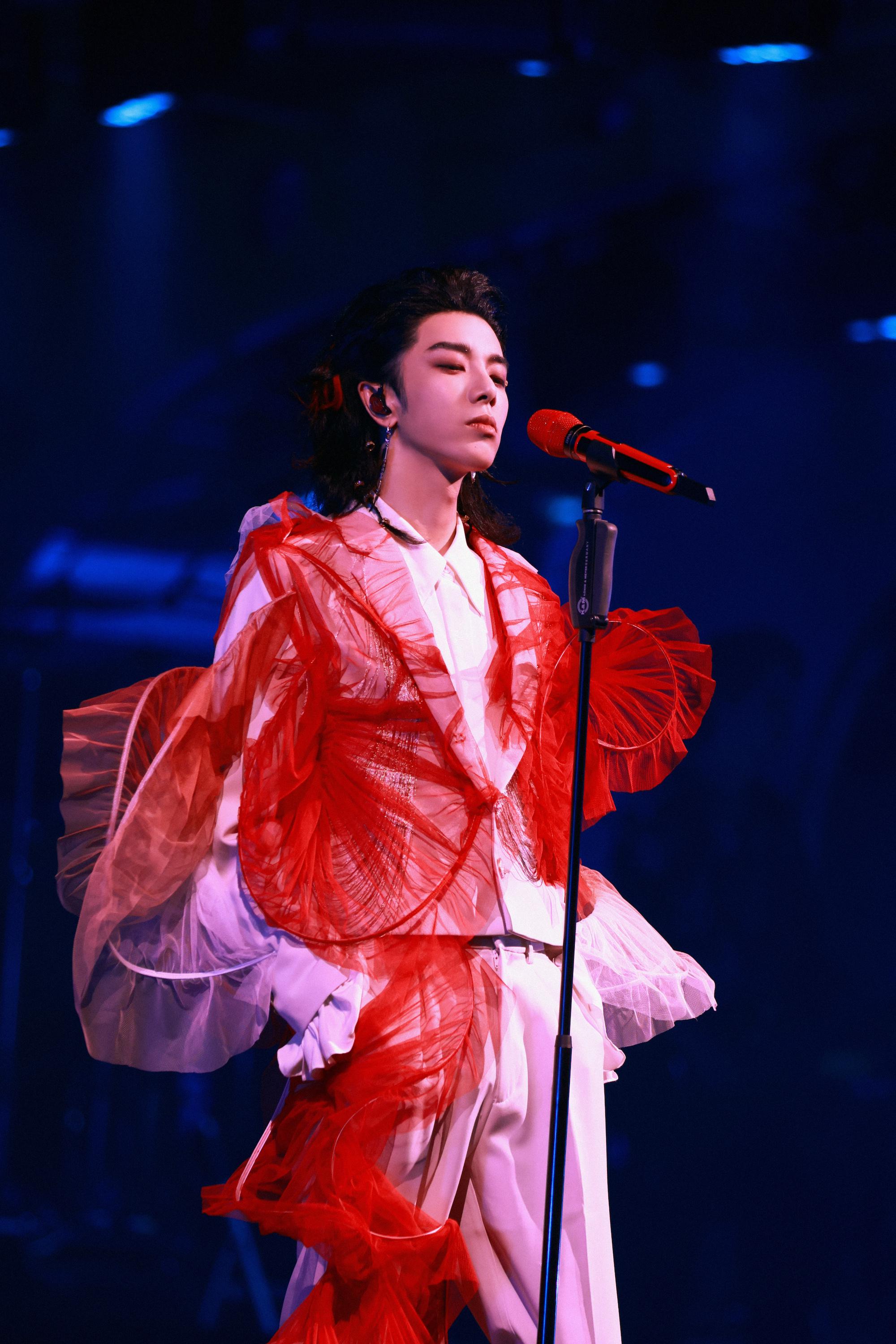 华晨宇夺五大年冠的专辑歌曲被外国高校合唱团翻唱海外影响力牛