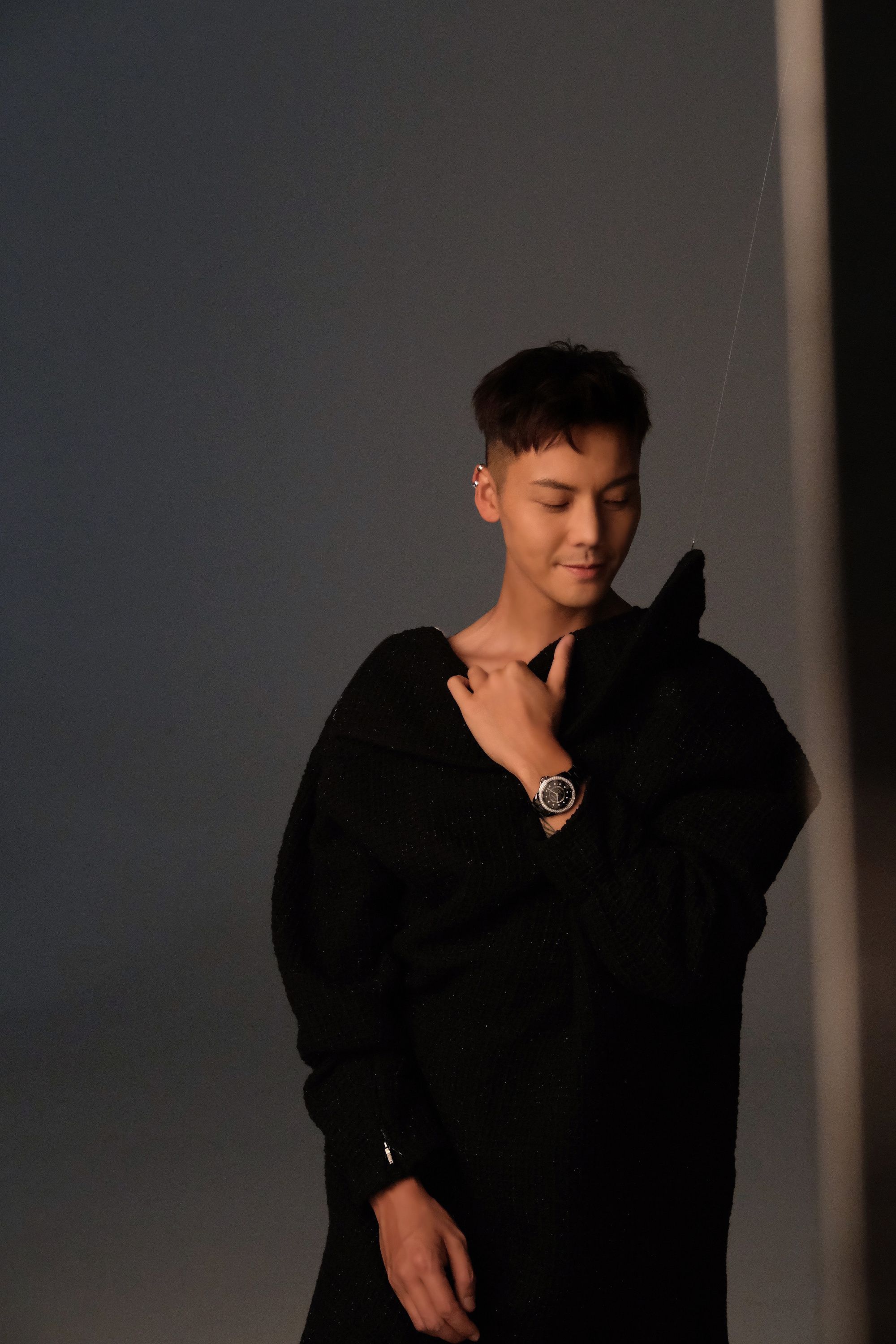 陈伟霆不愧是时尚宠儿拍写真尽显男友力黑白大片好有高级感