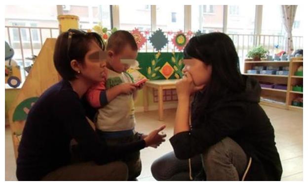 幼儿园老师帮孩子换裤子，掉出来的东西让她心酸，园长：请退学休闲区蓝鸢梦想 - Www.slyday.coM