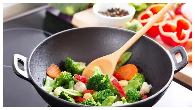 做菜几时放盐最关键?大厨:不同菜式放盐大有学问,学会厨艺大增