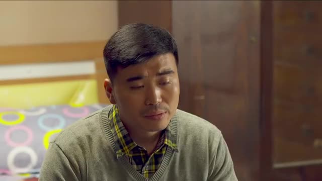 周浚河回过神来在明夏的引领下离开医院. 二人来到餐厅点了一桌
