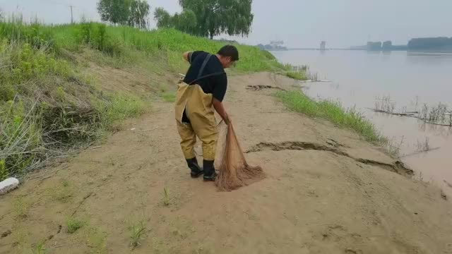 黄河巨物走水?农村大爷亲历:脊梁骨像梁条,带水一米高,太神秘