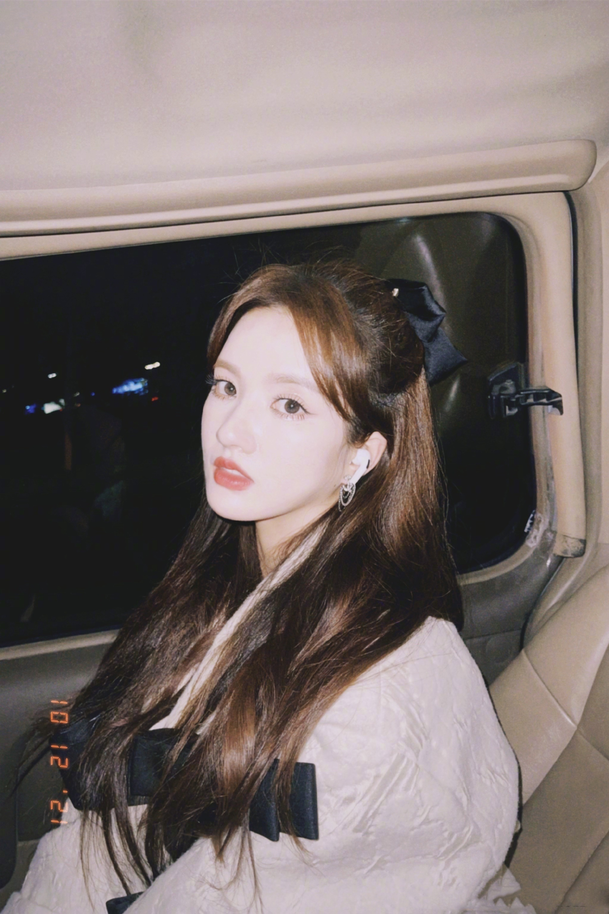 刘些宁晒出车内随拍身穿蝴蝶结外套甜美温柔的清新少女