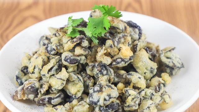 木耳也能炸?裹上一点鸡蛋,酥脆不腻人味道非常鲜美