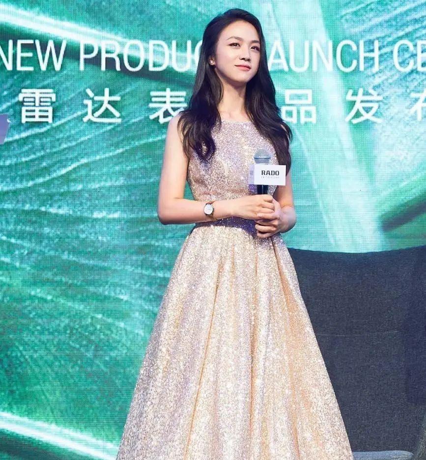 汤唯的文艺感没得挑,穿一袭蓝色深v镂空裙,"女神范"十足!