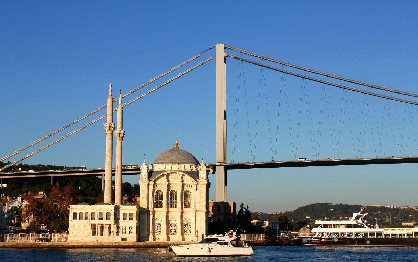 大桥横跨博斯普鲁斯海峡,连接伊斯坦布尔的东西城市,连接欧亚大陆