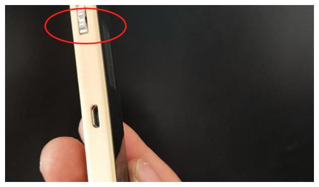 幼儿园老师帮孩子换裤子，掉出来的东西让她心酸，园长：请退学休闲区蓝鸢梦想 - Www.slyday.coM