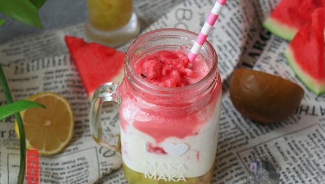 在家自制西瓜酸奶冰沙,香中带酸,是女性朋友的夏日冷饮伴侣哦