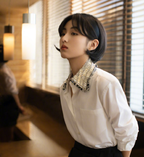 张子枫身穿白色衬衫搭配黑色短裙,大秀细腰长腿