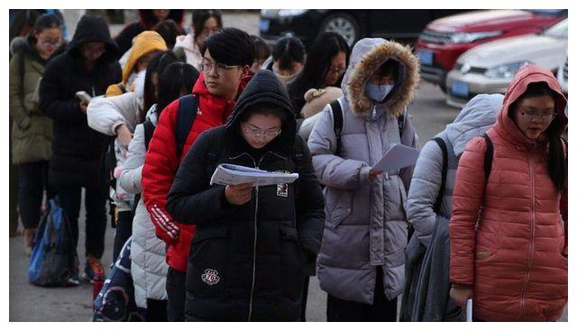 儿子上了大学才知道，妈妈从小到大一直在骗他，老师说的才是对的休闲区蓝鸢梦想 - Www.slyday.coM